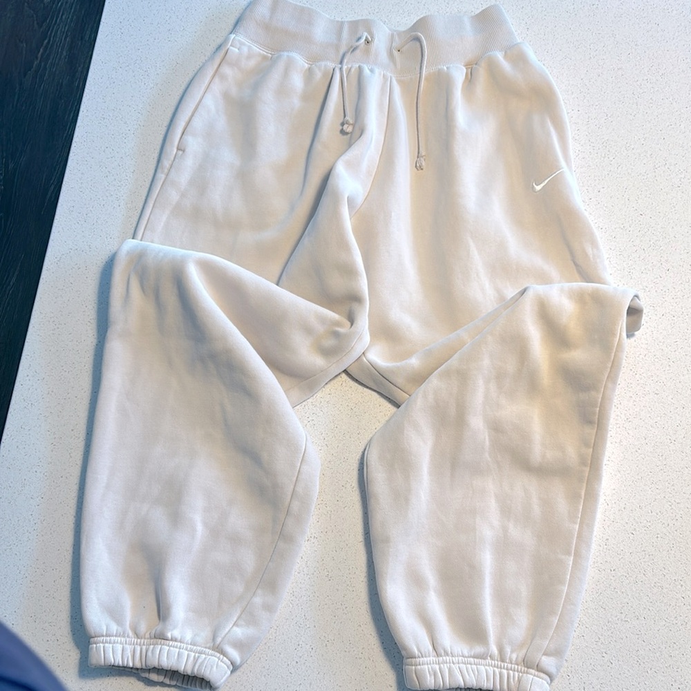 Nike Women’s M sweatpants in stone/ cream